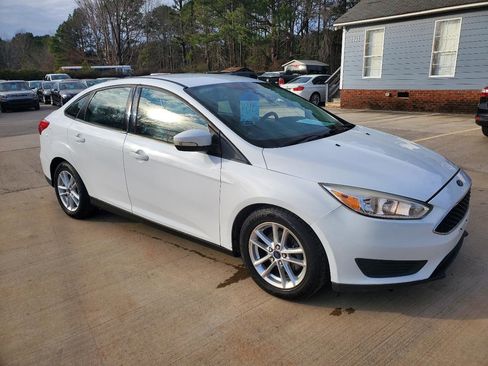 Used 2017 Ford Focus SE image 3
