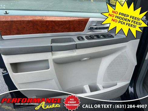 Used 2009 Chrysler Town & Country Touring image 19