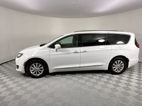 Used 2018 Chrysler Pacifica Touring-L image 2
