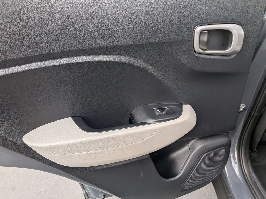 Used 2025 Hyundai Venue SEL FWD image 23