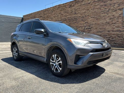 Used 2018 Toyota RAV4 LE FWD image 1