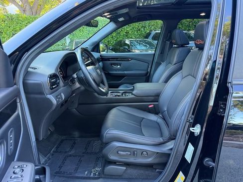 Used 2025 Honda Pilot TrailSport image 11