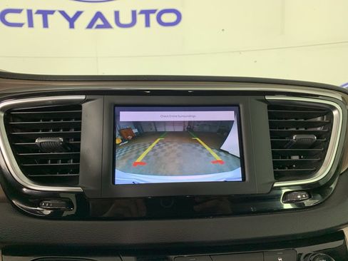 Used 2022 Chrysler Voyager LX image 28