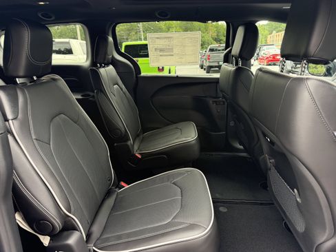 New 2026 Chrysler Pacifica Limited w/ S Appearance Package FWD image 17