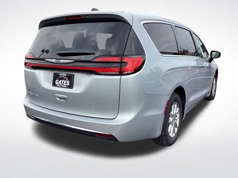 Used 2024 Chrysler Pacifica Touring-L image 9