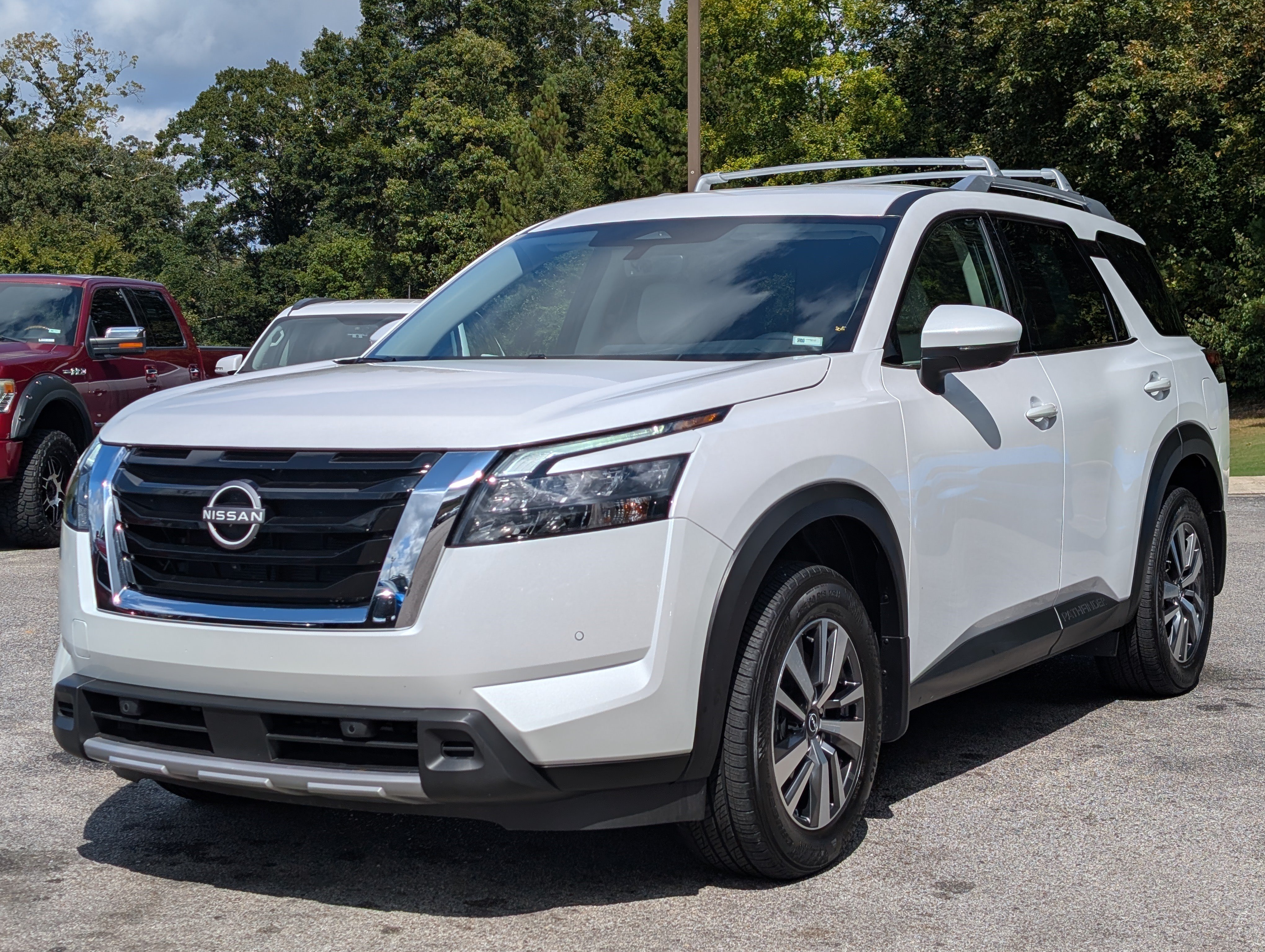 Used 2025 Nissan Pathfinder SL FWD image 5