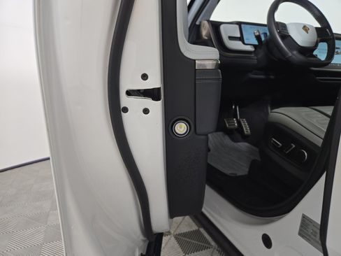 Used 2024 Rivian R1S Adventure AWD/4WD image 32