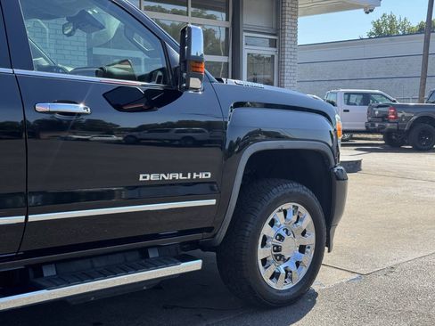 Used 2018 GMC Sierra 2500 Denali w/ Duramax Plus Package AWD/4WD image 10