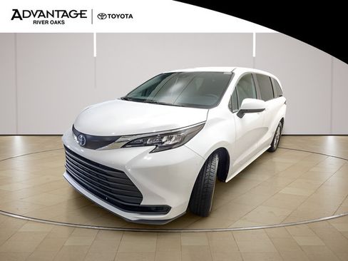 Used 2025 Toyota Sienna LE FWD image 4