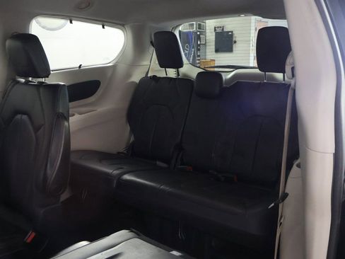 Used 2020 Chrysler Pacifica Touring-L image 30