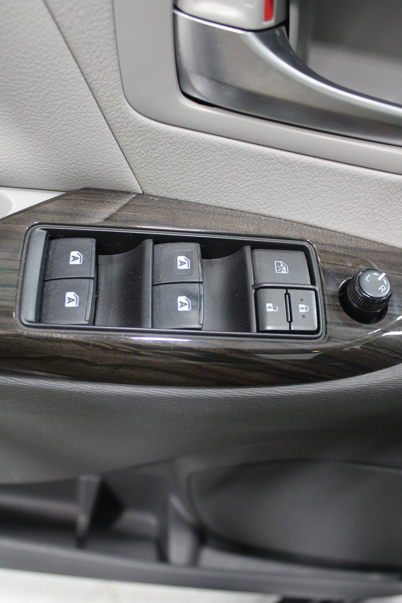 Used 2020 Toyota Sienna XLE w/ XLE Navigation Package FWD image 34