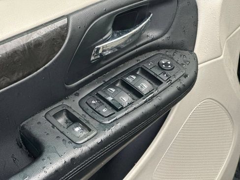 Used 2015 Dodge Grand Caravan SXT FWD image 18