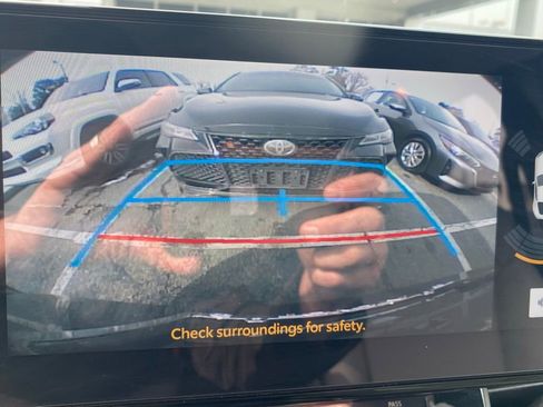 Used 2025 Toyota Sienna XLE image 31