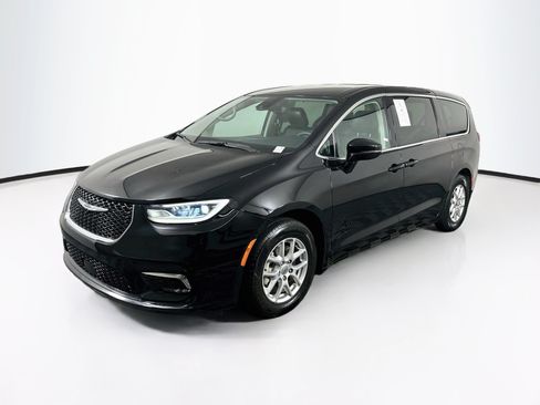 Used 2024 Chrysler Pacifica Touring-L FWD image 3