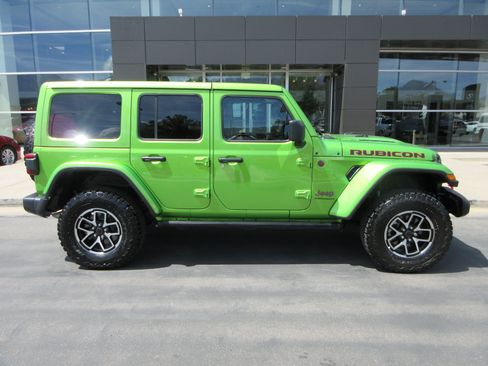 Used 2025 Jeep Wrangler Unlimited Rubicon w/ Convenience Group AWD/4WD image 13