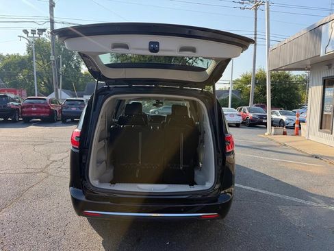 Used 2024 Chrysler Pacifica Touring-L FWD image 24