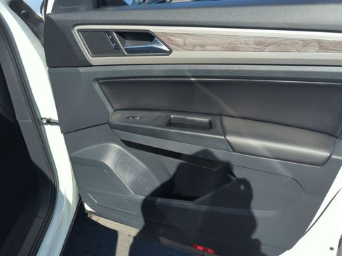 Used 2020 Volkswagen Atlas Cross Sport SE image 16