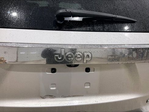 Used 2012 Jeep Grand Cherokee SRT8 w/ Luxury Group II image 8