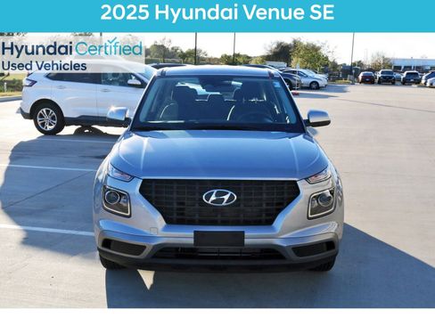 Certified 2025 Hyundai Venue SE image 3