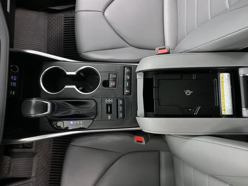Used 2022 Toyota Highlander XLE AWD/4WD image 35