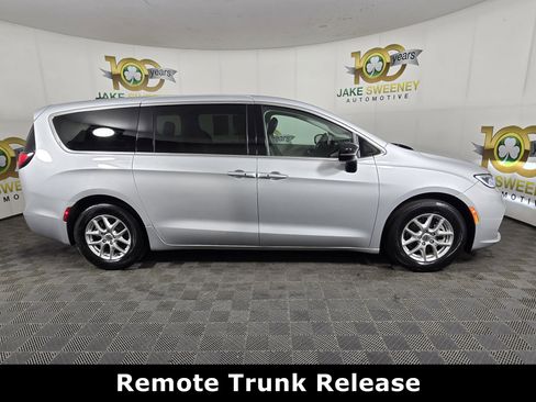 Certified 2024 Chrysler Pacifica Touring-L FWD image 11