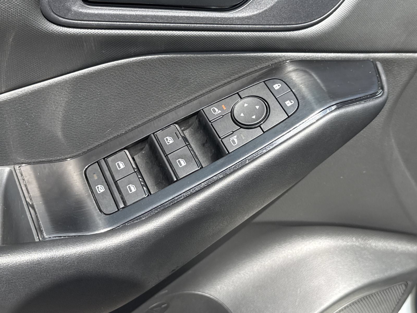 Used 2025 Nissan Rogue S FWD image 14