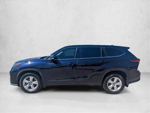 Used 2021 Toyota Highlander LE AWD/4WD image 9