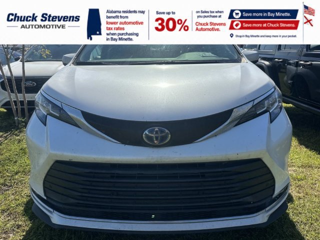 Used 2023 Toyota Sienna XLE FWD image 2