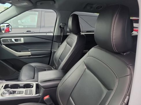 Used 2022 Ford Explorer XLT w/ Equipment Group 202A RWD image 7