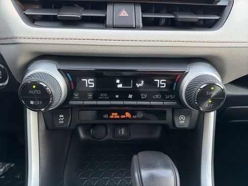 Used 2025 Toyota RAV4 XLE image 31