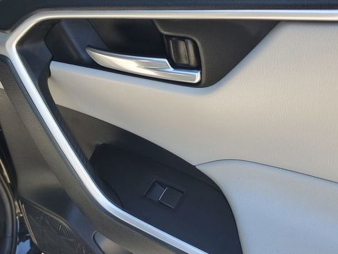 Used 2021 Toyota RAV4 XLE Premium image 47
