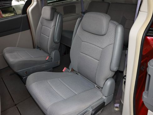 Used 2008 Chrysler Town & Country Touring w/ Entertainment Group #2 FWD image 8