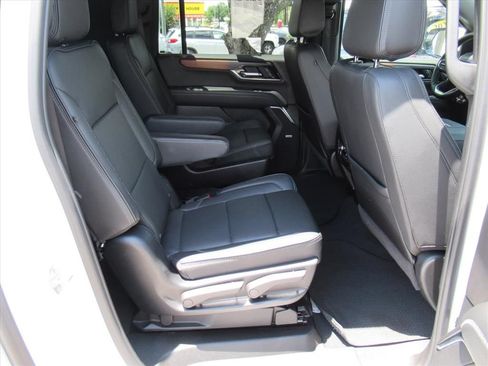 Used 2025 GMC Yukon XL Denali RWD image 29