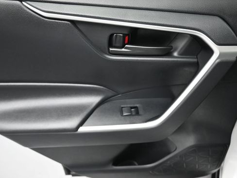 Used 2019 Toyota RAV4 LE FWD image 28