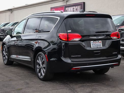 Used 2017 Chrysler Pacifica Limited FWD image 6