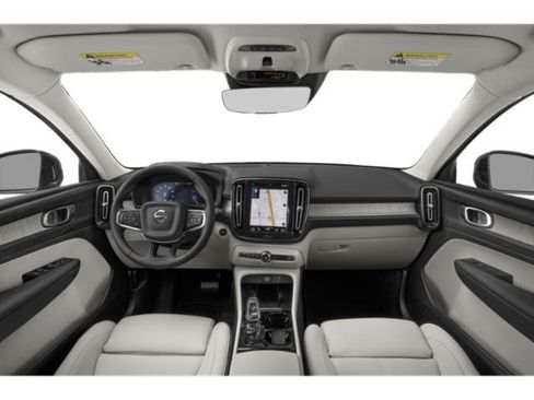 Used 2022 Volvo XC40 T4 Momentum FWD image 8