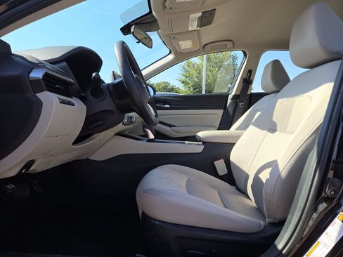 Used 2025 Nissan Altima 2.5 SV FWD image 16