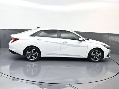 Certified 2022 Hyundai Elantra Limited w/ Cargo Package FWD image 2