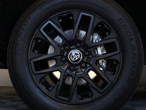 Used 2025 Toyota Tundra Limited AWD/4WD image 10