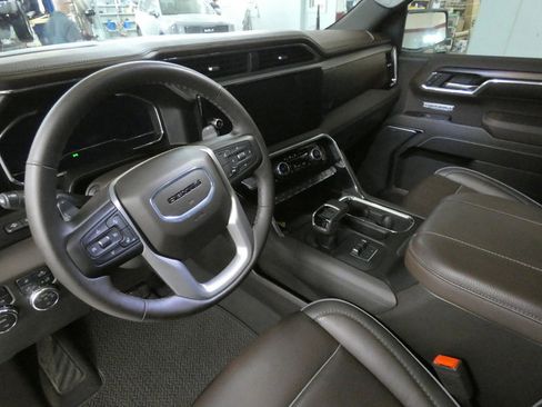 Used 2025 GMC Sierra 1500 Denali w/ Technology Package AWD/4WD image 9