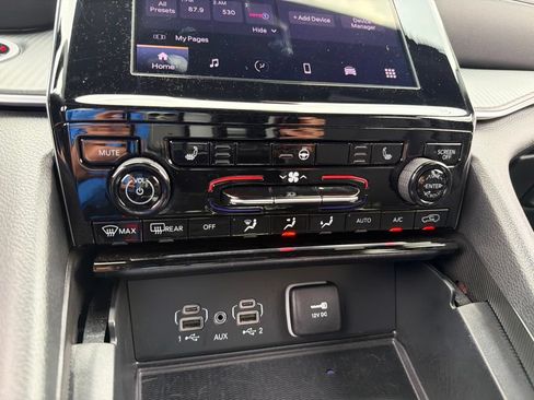 Used 2025 Jeep Grand Cherokee Laredo X w/ Luxury Tech Group I AWD/4WD image 12