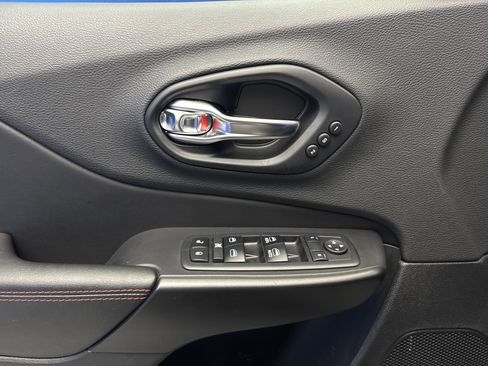Used 2019 Jeep Cherokee Trailhawk AWD/4WD image 10