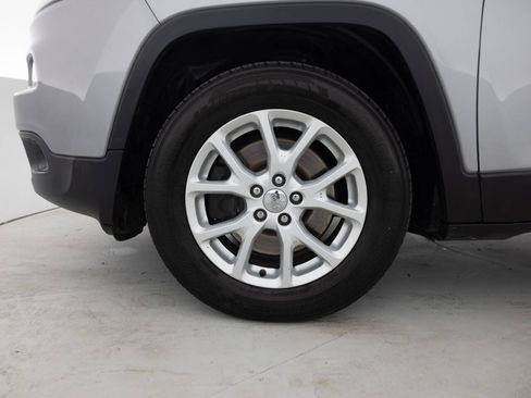 Used 2015 Jeep Cherokee Latitude w/ Comfort/Convenience Group AWD/4WD image 17