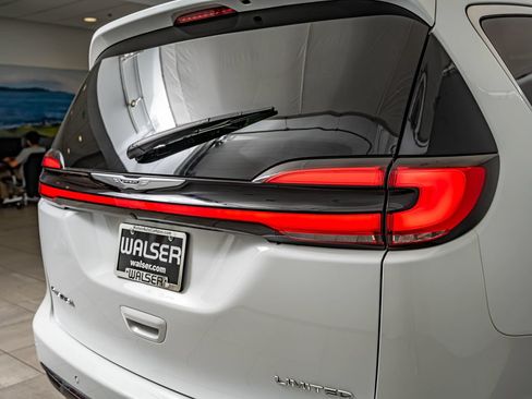 Used 2024 Chrysler Pacifica Limited w/ Trailer Tow Group FWD image 15