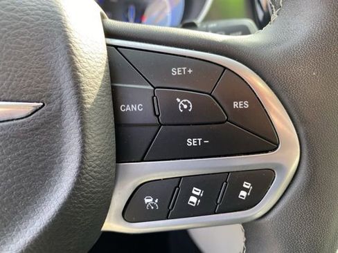 Used 2023 Chrysler Pacifica Touring-L image 19