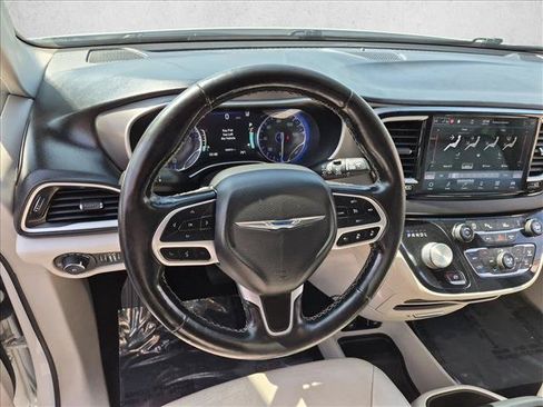 Used 2021 Chrysler Pacifica Touring-L FWD image 10