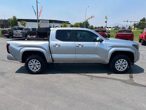Used 2024 Toyota Tacoma SR5 w/ SR5 Upgrade Package AWD/4WD image 7