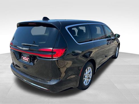 Used 2023 Chrysler Pacifica Touring-L FWD image 5