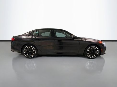 New 2026 BMW 550e xDrive w/ Executive Package image 2