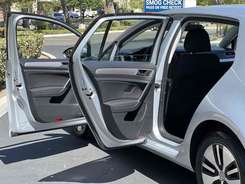 Used 2016 Volkswagen e-Golf SE w/ DC Fast Charging Package image 41